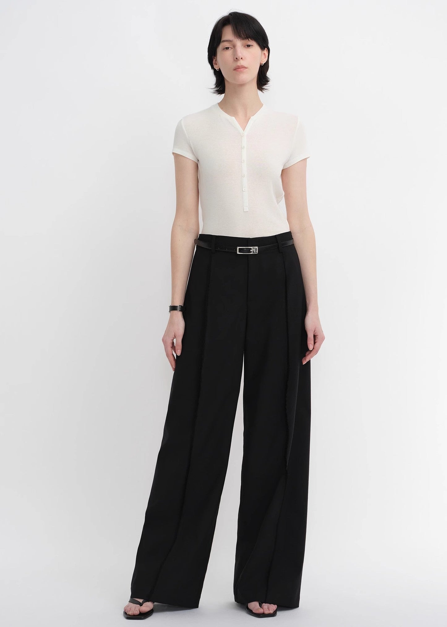 Pantalon classique en laine peignée, coupe ample et droite, jambes larges.