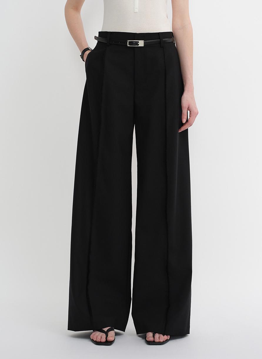 Pantalon classique en laine peignée, coupe ample et droite, jambes larges.